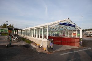 Rautatieaseman alikulun katos ulkopuolelta