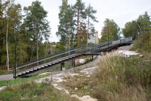 Runar Schildtin puiston portaat sivusta kuvattuna