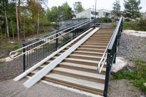 Runar Schildtin puiston portaat alhaalta kuvattuna